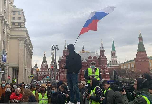 В Москве участники митинга солидарности с Навальным решили пойти на Лубянку, к зданию ФСБ