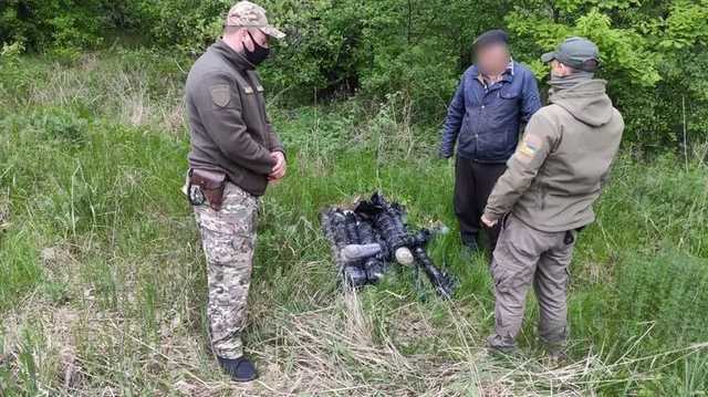 У Станицы Луганской пограничники поймали двух мужчин, которые несли фехтовальные рапиры через минные поля