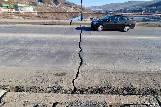 Во Владивостоке из-за морозов треснул автомобильный мост