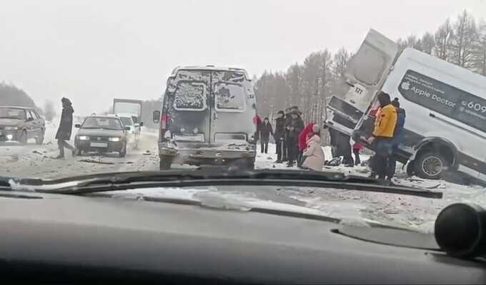 Смертельное ДТП с маршруткой и легковушкой на российской трассе попало на видео