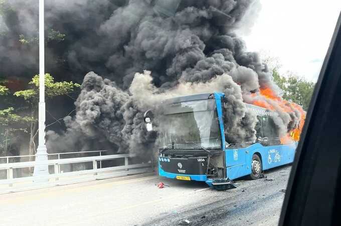 На юго-западе Москвы горит пассажирский автобус