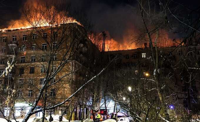 В Москве более 10 человек пострадали во время возгорания крыши