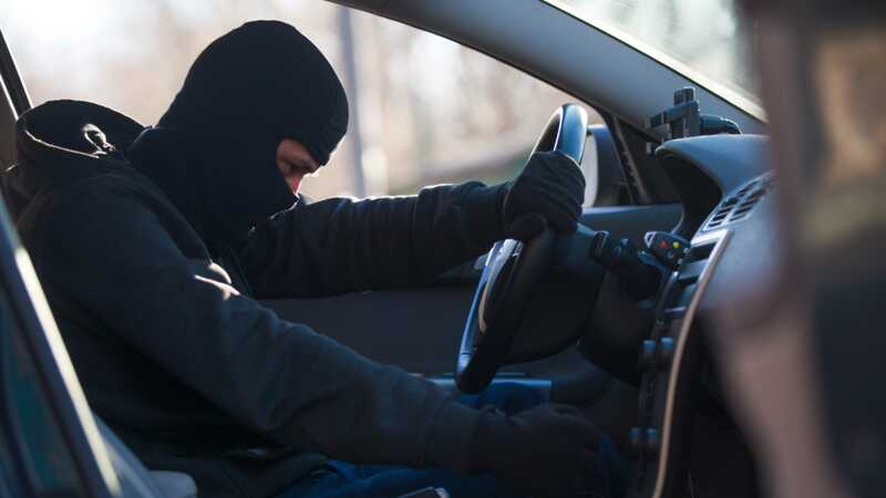 В Южно-Сахалинске неизвестные угнали автомобиль с ребенком внутри