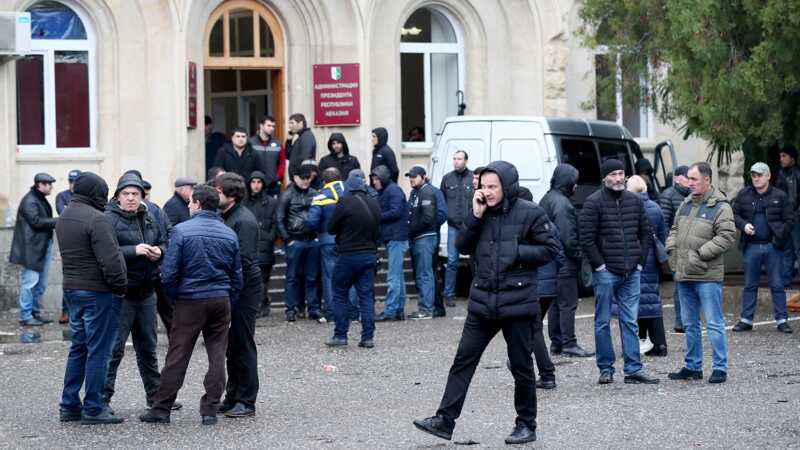 В Абхазии протестующие вступили в конфронтацию с полицией из-за соглашения с Россией