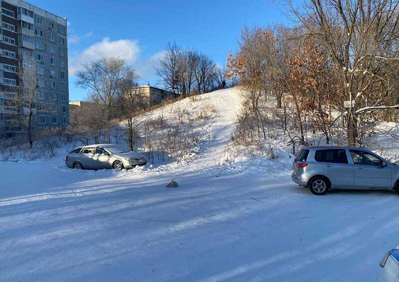 В Амурске ребенок съехал с горки и оказался под автомобилем