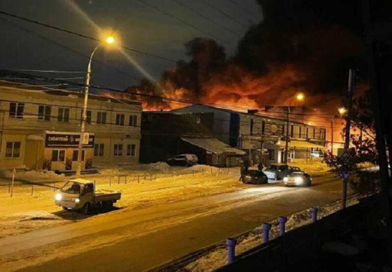 В Новосибирске случился большой пожар на складе