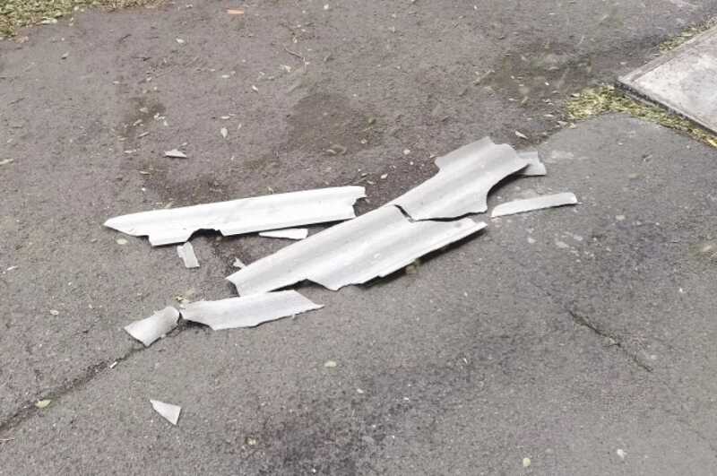 В Уфе мужчина с ребёнком чуть не пострадали из-за упавшего куска шифера