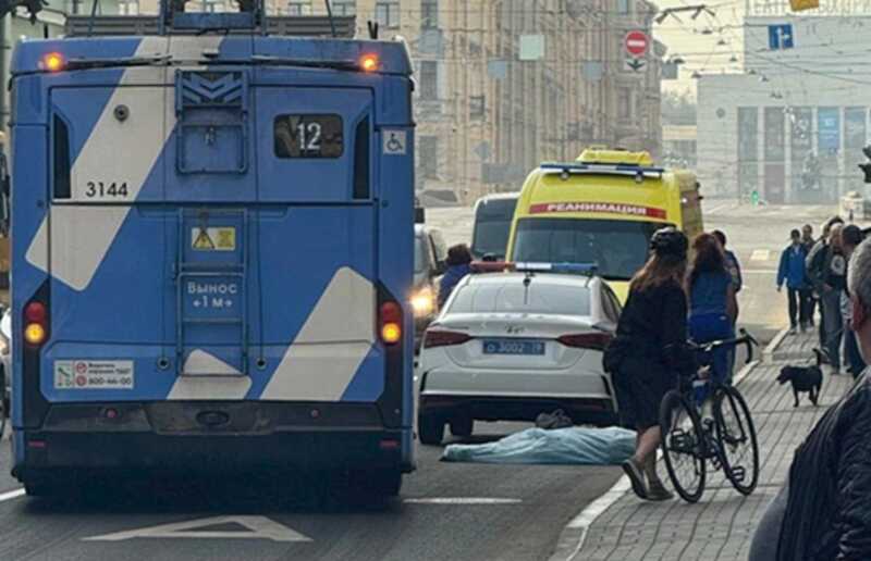 В Санкт-Петербурге женщина-пешеход оказалась под колёсами троллейбуса