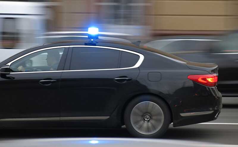 Автомобиль с проблесковыми маячками вернулся на Ярославский вокзал после похищения блогера Арега Щепихина