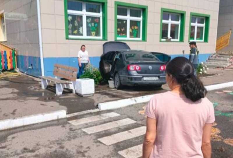 В Омской области водитель въехал во двор детского сада
