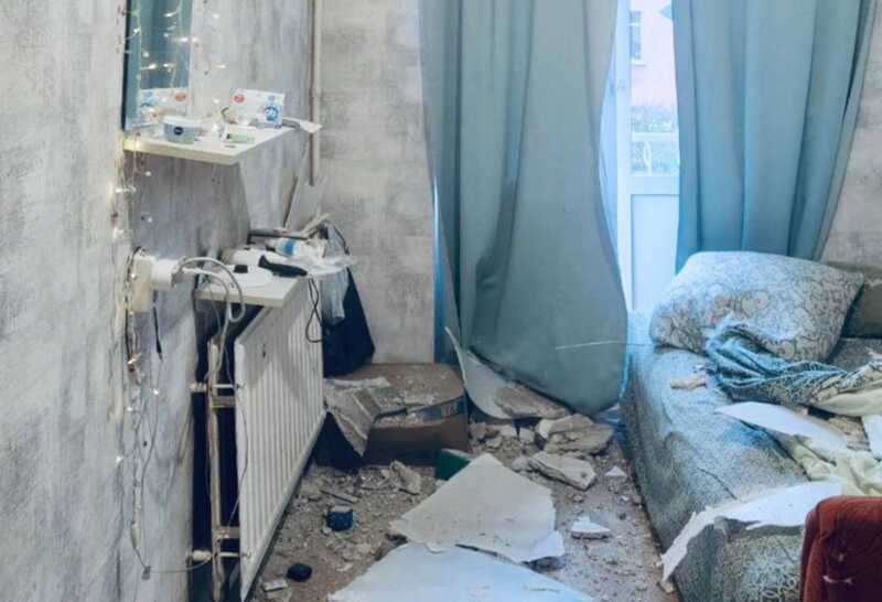 В жилом помещении на юго-западе Санкт-Петербурга обрушился потолок