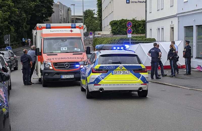 На юге Германии водитель въехал в группу людей