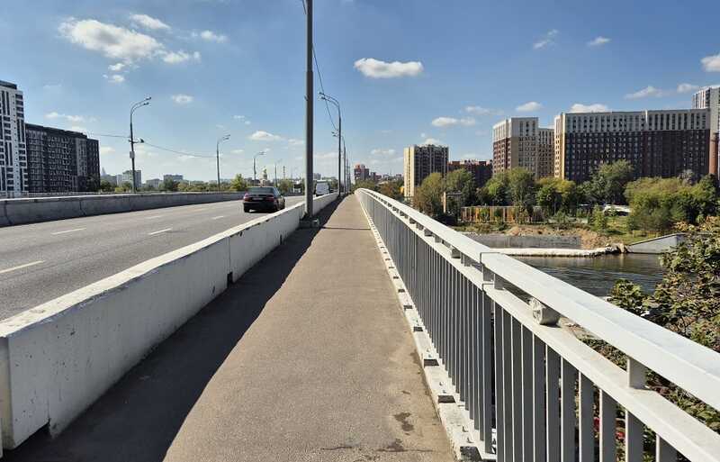 В Москве рабочий спас мужчину, который на спор прыгнул с моста и чуть не утонул